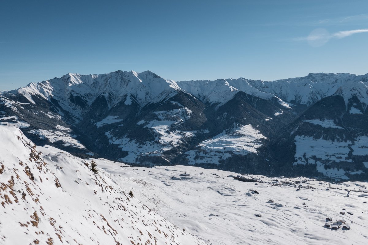 Aussicht vom Piz Mundaun ins Val Lumnezia, Januar 2022