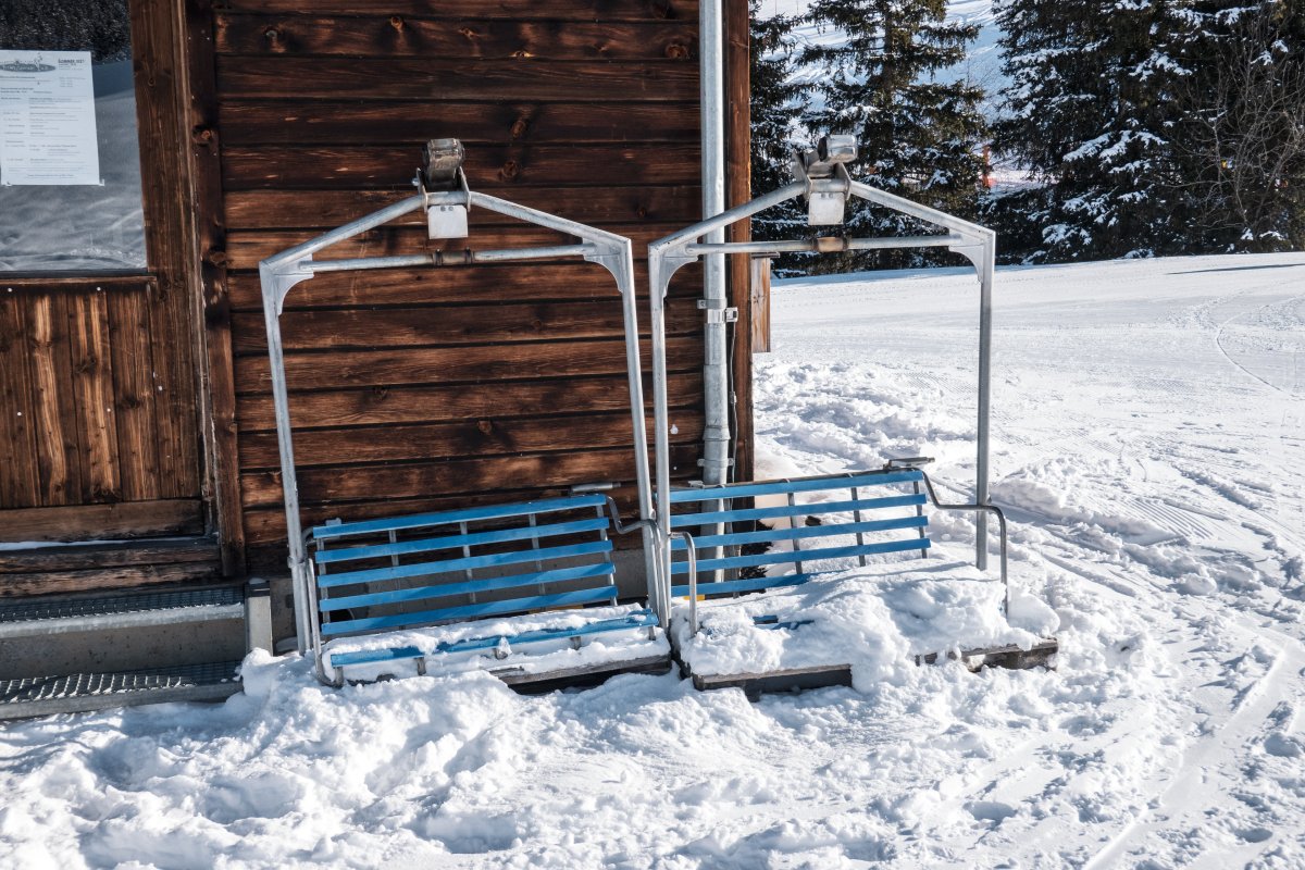 Alte Sessel der Anlagen von Vella zum Hitzeggen, Januar 2022