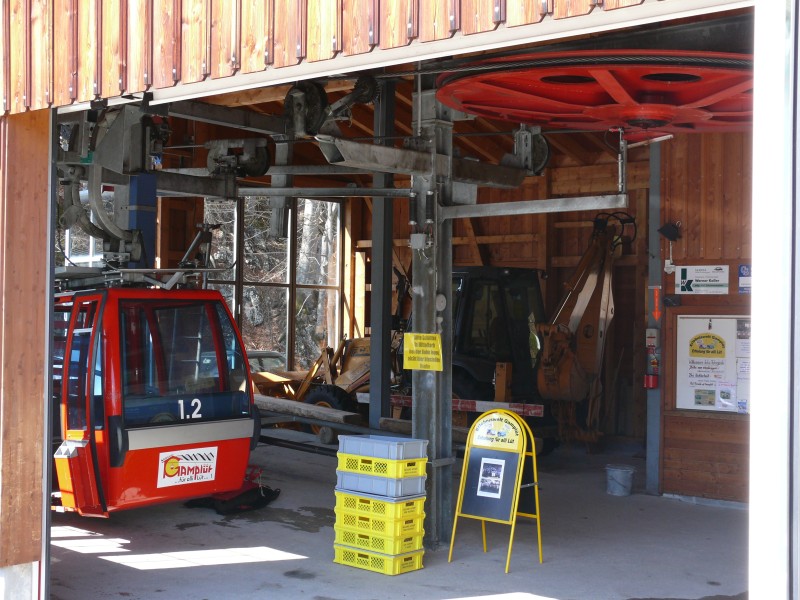 Talstation der Gamplütbahn, die nicht zum eigentlichen Skigebiet gehört. Der Skibetrieb an dieser Anlage und an zwei Schleppliften wurde eingestellt, April 2009