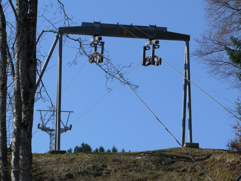 Blick auf die ersten Stützen der Gruppenpendelbahn Wildhaus-Gamplüt. Die Anlage, die ursprünglich eine Sesselbahn war, wurde in den 90er Jahren vom ursprünglichen Erbauer, Streiff, umgebaut, April 2009