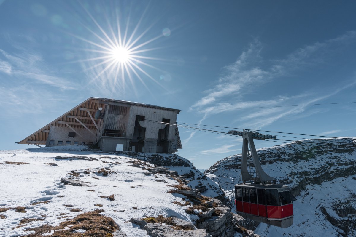 Seilbahn-Bergstation Churfirsten mit Sonnenstern