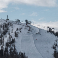 Blick zum Wiesernock-Gipfel mit Sesselbahnen, März 2023