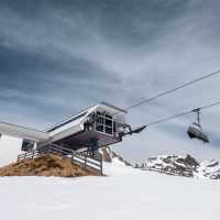 Bergstation der Sesselbahn Alblitt, März 2025