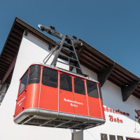 Kabine der ehemaligen Pendelbahn Kitzbühel-Hahnenkamm, September 2023