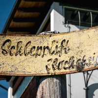 Alter Wegweiser zum Schlepplift Hochstein, September 2025