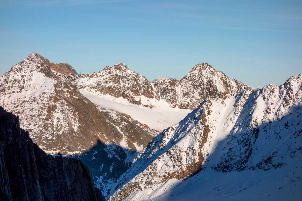 Blick zur Bergstation der Kabinenbahn am Tiefenbachgletscher im Skigebiet von Sölden, Oktober 2016