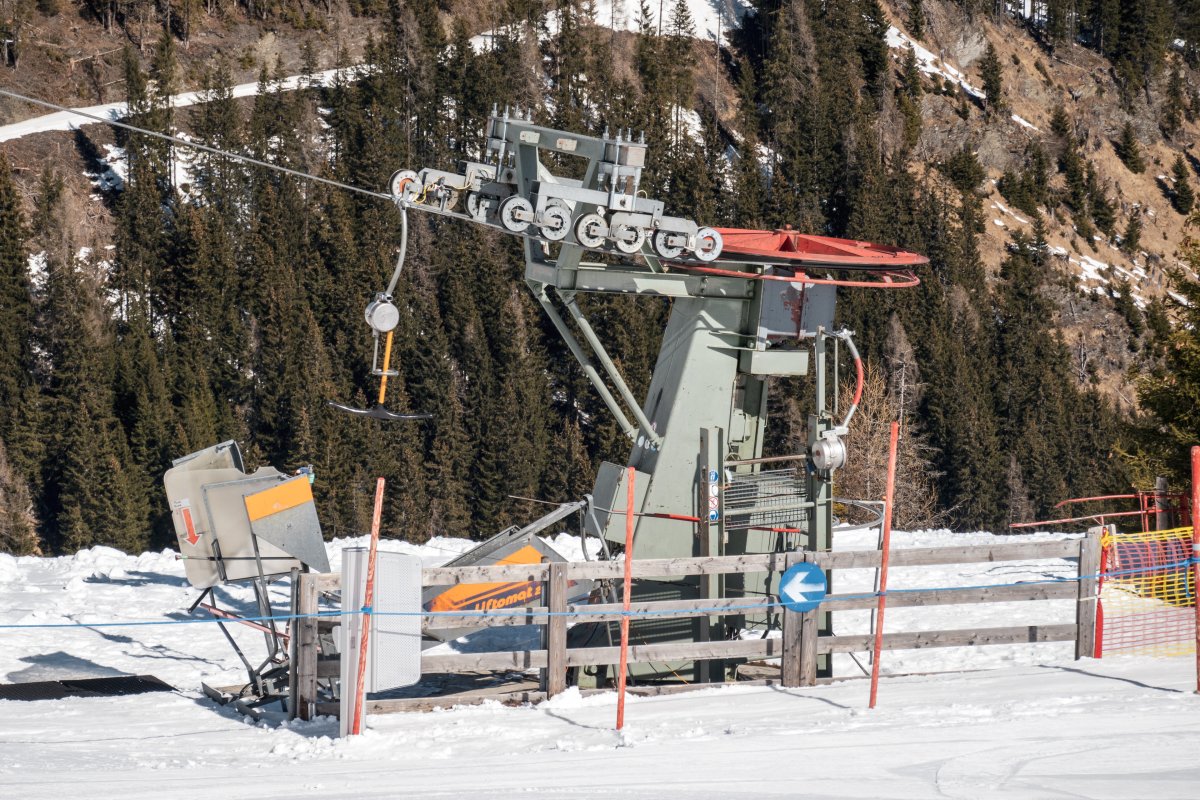 Talstation des Gratlifts in Rauris mit Liftomat-Anbügelautomat für Kurzbügel