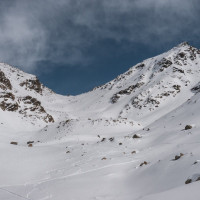 Gelände oberhalb der Bergstation der Kabinenbahn Versing, März 2025