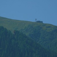 Blick zur Bergstation der Zubringerbahn von Spittal, zwei Sektionen Luftseilbahn, August 2007