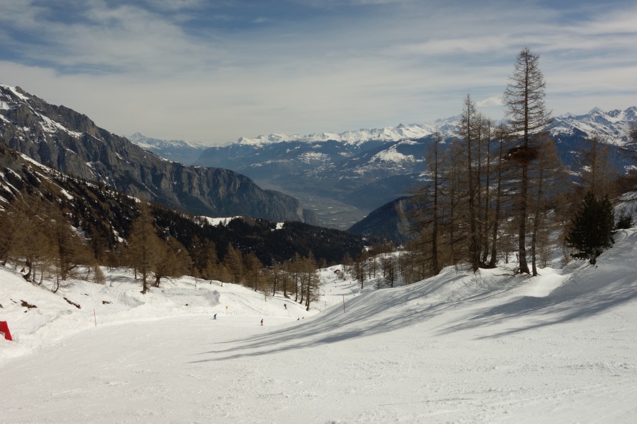 Herrliche Abfahrt am Col de la Forcle nach Jorasse mit Tiefblick ins Rhônetal, März 2014