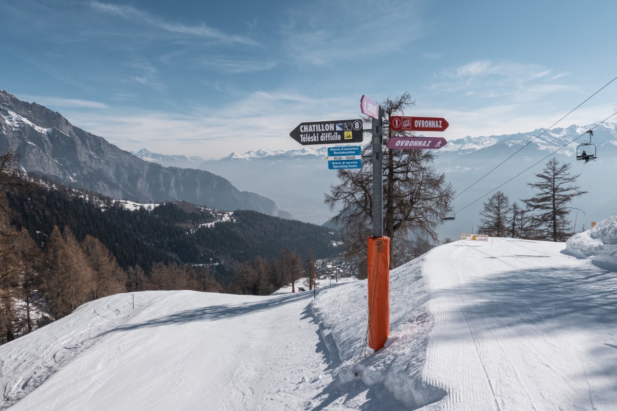 Wegweiser im Skigebiet Ovronnaz am Schlepplift Châtillion, März 2022