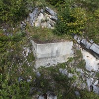 Fundament des Vorgängers der Sesselbahn Ovronnaz-Jorasse, einer Müller-Sesselbahn, August 2011