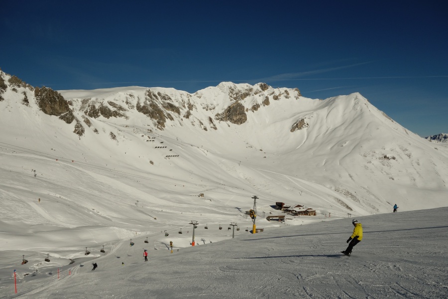 Totalp mit der Luftseilbahn Parsennhütte-Weissfluhjoch und der Sesselbahn Totalp-Weissfluhjoch, beide von Garaventa, November 2013