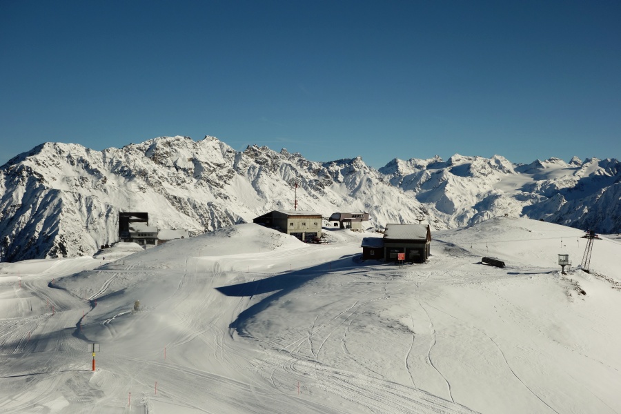 Der Gotschnagrat mit den Bergstationen der Luftseilbahn Gotschnaboden-Gotschnagrat, der Sesselbahn Schwarzseealp und des Schlepplifts Parsennmäder, November 2013