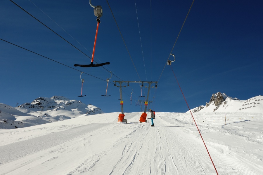 Unterwegs im Schlepplift Parsennfurka. Der Doppelschlepplift von Garaventa ersetzte 1972 eine Anlage der Firma Oehler, die wiederum den ersten grossen Schlepplift der Firma Brändle von 1952 ersetzte, November 2013