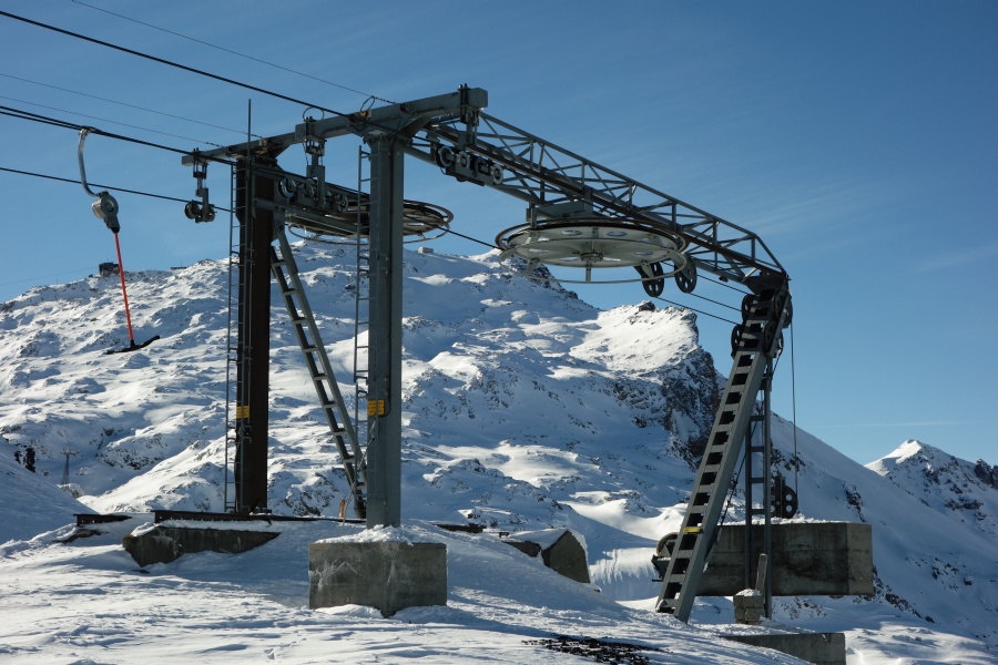 Bergstationen der beiden Schlepplifte Parsennfurka. Obwohl sie im gleichen Jahr gebaut wurden, besitzt der linke die Abspannung in der Talstation, die vom Vorgänger übernommen wurde, der rechte besitzt eine Aufteilung von Antrieb und Abspannung auf beide Stationen, November 2013