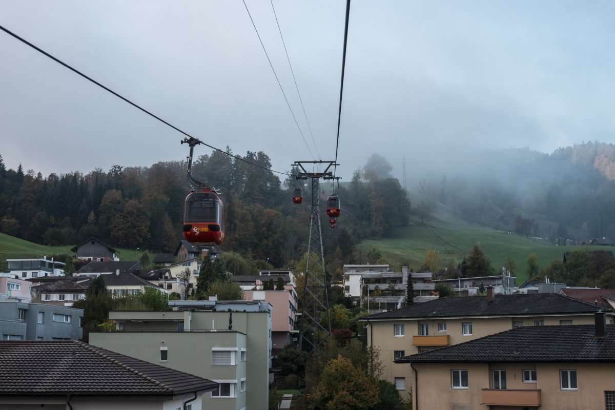 Kabinenbahn in Kriens mit Hochnebel