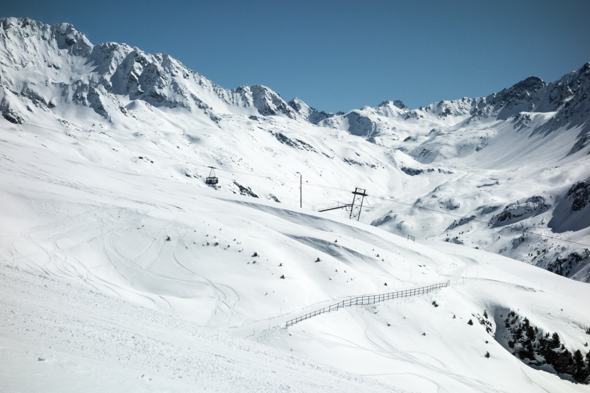 Luftseilbahn Dörfji - Pischa mit Bergkulisse