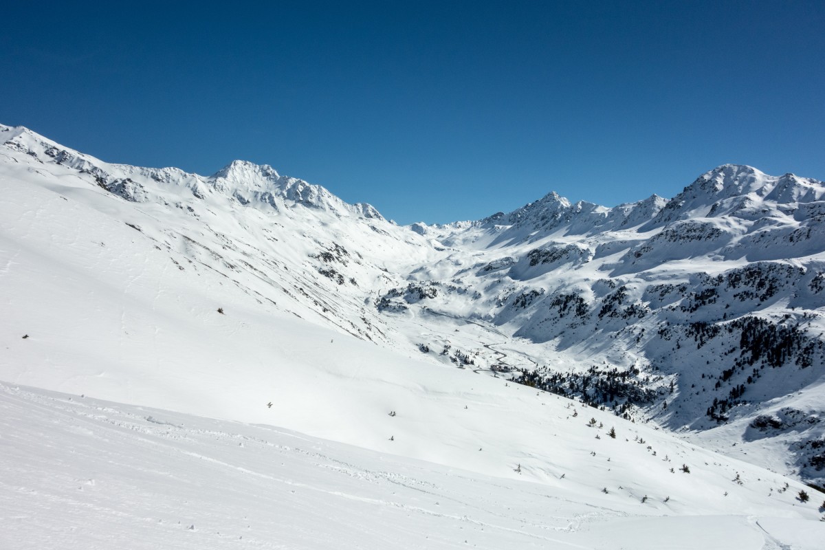 Blick zum verschneiten Flüelapass