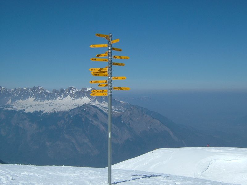 Wegweiser an der Pizolhütte, April 2007