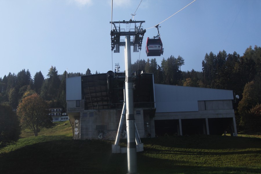 Mittelstation der Kabinenbahn Wangs-Maienberg-Furt, in der seit dem Neubau 2009 keine Sektionstrennung mehr vorliegt, Oktober 2011