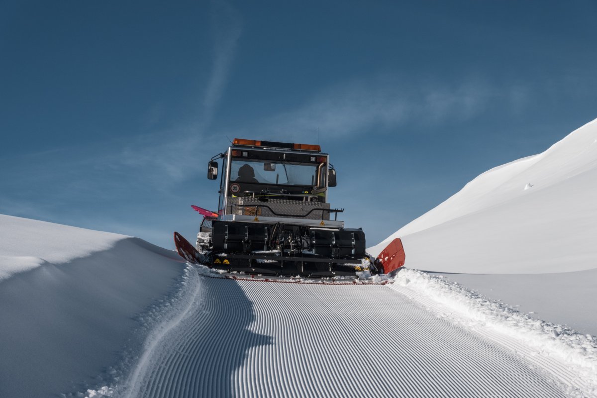 Pistenbully spurt den Winterwanderweg