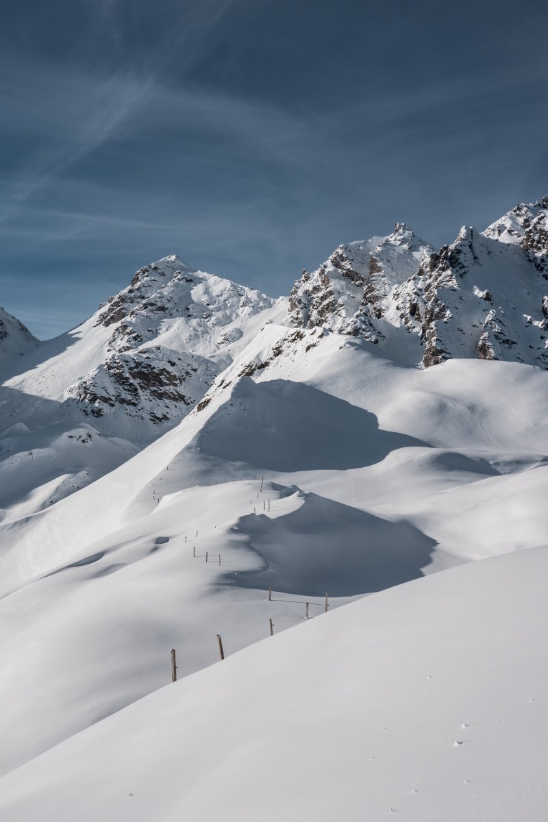 Schneebedeckte Gipfel im Skigebiet Pizol