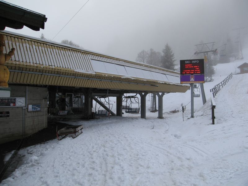 Blick auf die Sesselbahn Morgins-Foilleuse, gebaut von Städeli. Es handelt sich um eine kuppelabre Dreiersesselbahn, die eine fixe 2-SBF, ebenfalls von Städeli, ersetzte, März 2008