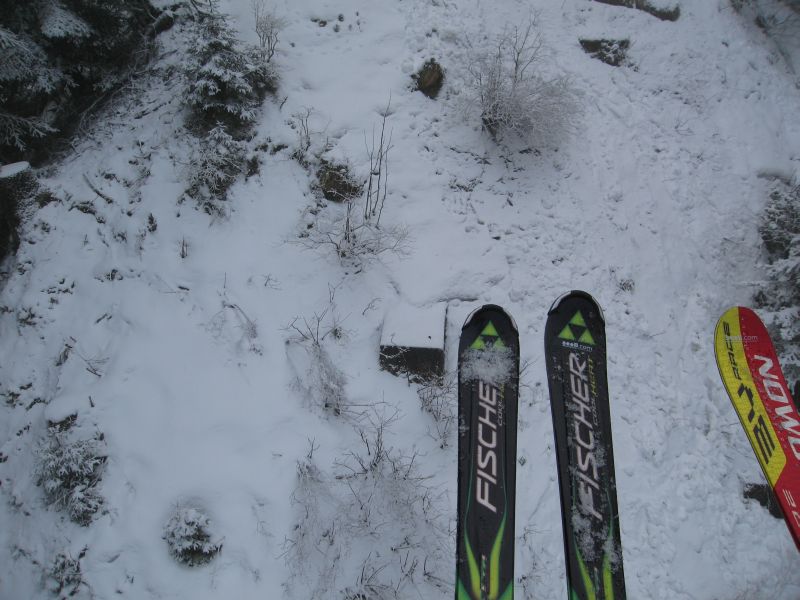 Diese Fundamente stammen noch von der allerersten Anlage, einer Müller Einersesselbahn, März 2008