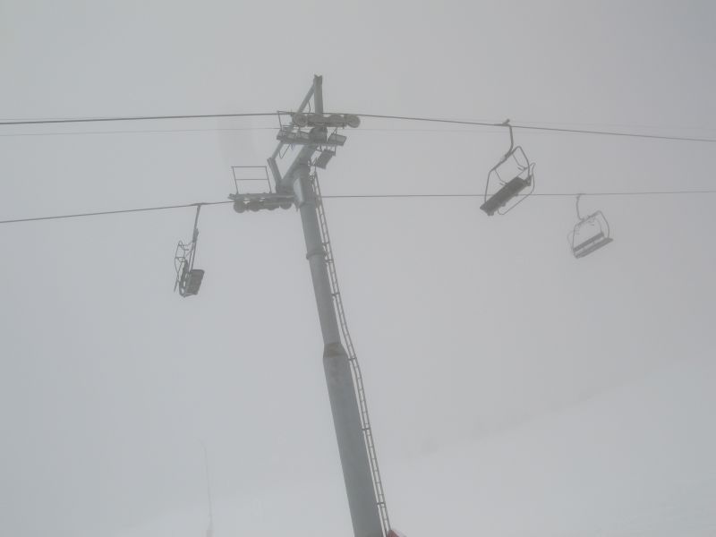 Als eine der Hauptbeschäftigungsanlagen an der Foilleuse dient die Sesselbahn Le Segneux-La Foilleuse, März 2008