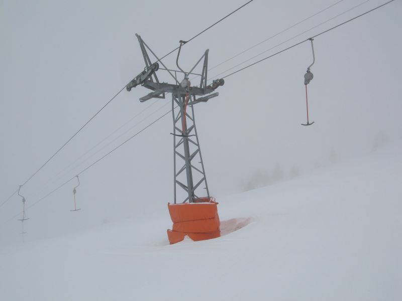 Auf der Rückseite des Bergrückens steht der Schlepplift Derrière Pertuis, der die Verbindung von Champoussin Richtung Morgins-Foilleuse herstellt, März 2008