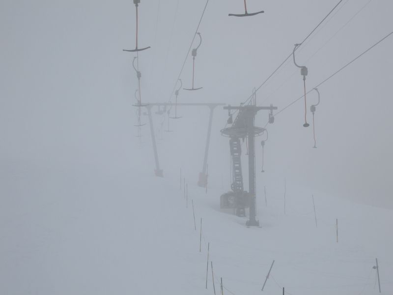 Der rechte Schlepplift besitzt Teller und erschliesst nur den untersten, sehr flachen Hang, März 2008