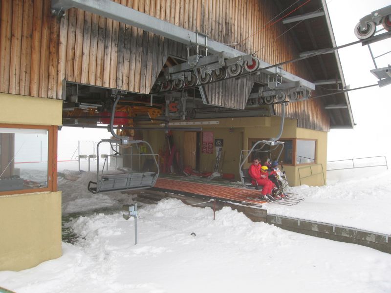 Talstation der Sesselbahn Aiguilles des Champeys, dabei handelt es sich um eine Hochleistungsanlage von Garaventa mit Förderbandeinstieg, März 2008