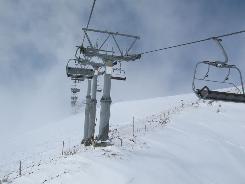 Zeitweise verläuft die Sesselbahn Aiguilles des Champeys sehr steil, März 2008