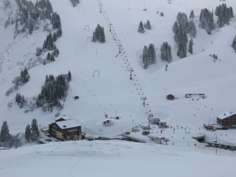 Blick auf Les Crosets: Links der Schlepplift Les Crosets 1, ursprünglich von Müller, aber von Bühler umgebaut, daneben die Sesselbahn Crosets 2, eine Städeli-Sesselbahn. Beide werden im Sommer durch eine neue 8er Sesselbahn ersetzt, März 2008