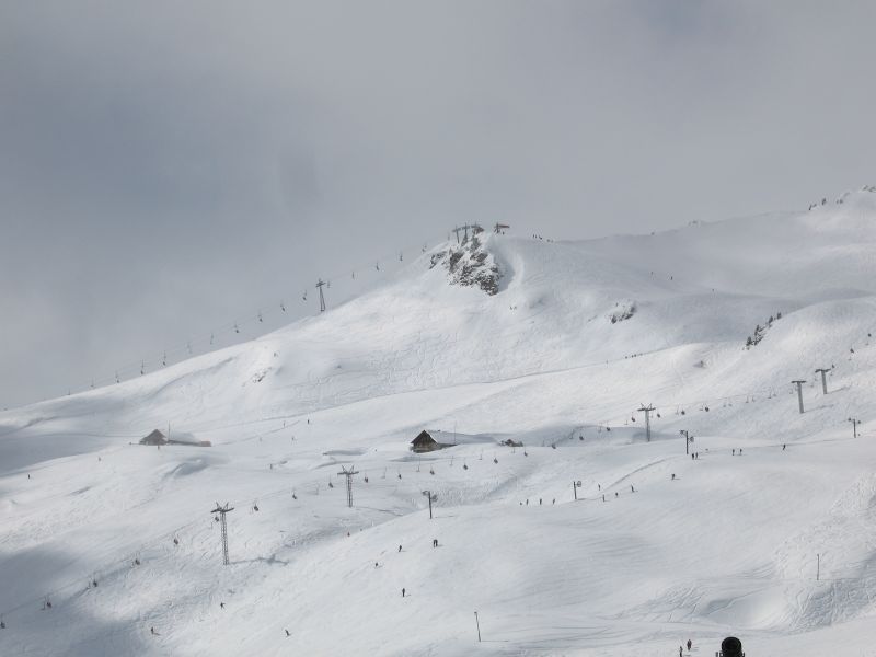 Hinten zu sehen die Sesselbahn Pauvre Conche, eine Städeli-Sesselbahn, davor die beiden Lifte Grande Conche, eine Von Roll-Sesselbahn und ein Poma-Schlepplift, März 2008