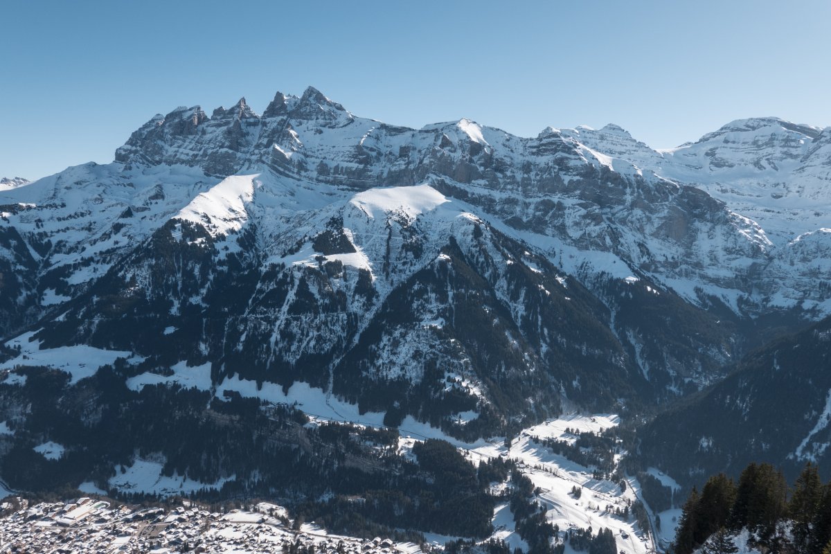 Panorama vom Croix de Culet auf Champéry und die Dents du Midi, Februar 2023