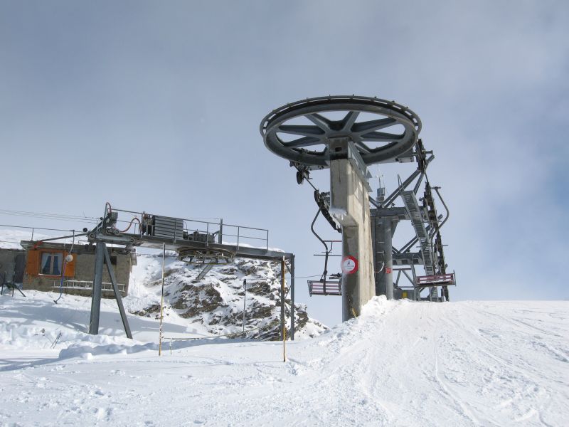 Rechts die Bergstation der Sesselbahn Grande Conche, links die des Schlepplifts Cuboré, ebenfalls eine Von Roll-Anlage, März 2008