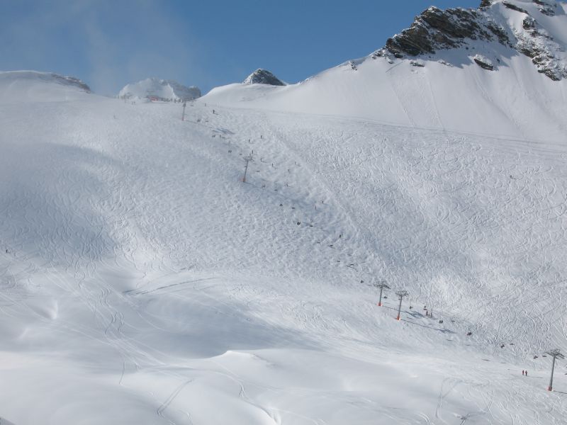 Blick auf die französische Seite zur Tal-Berg-Tal-Sesselbahn Cuboré, eine Poma 3er Sesselbahn, die einige schöne Buckelhänge erschliesst und zugleich Verbindung nach Avoriaz ist, März 2008