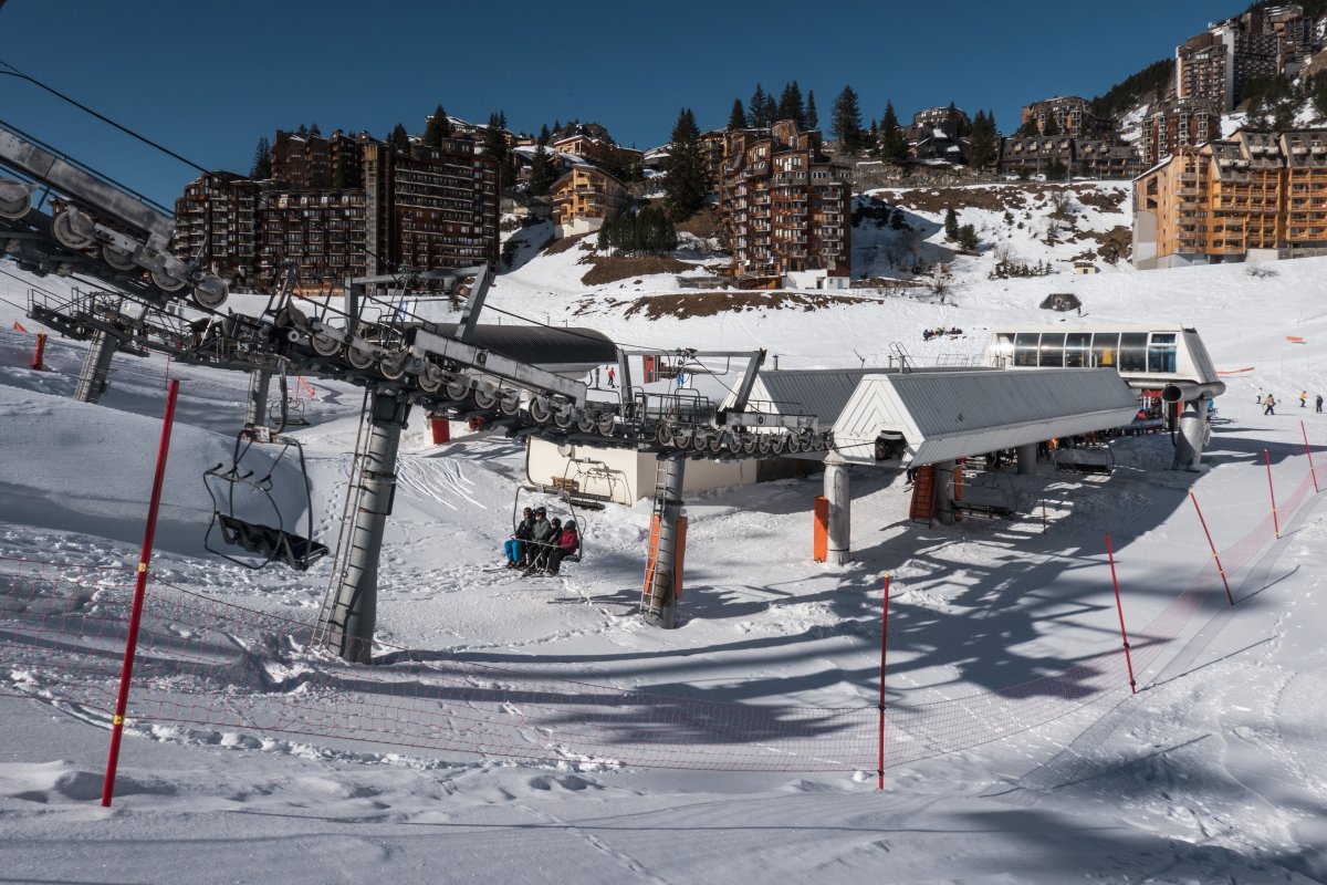 Poma-Alpha-Sesselbahn Lac Intrets mit Avoriaz im Hintergrund