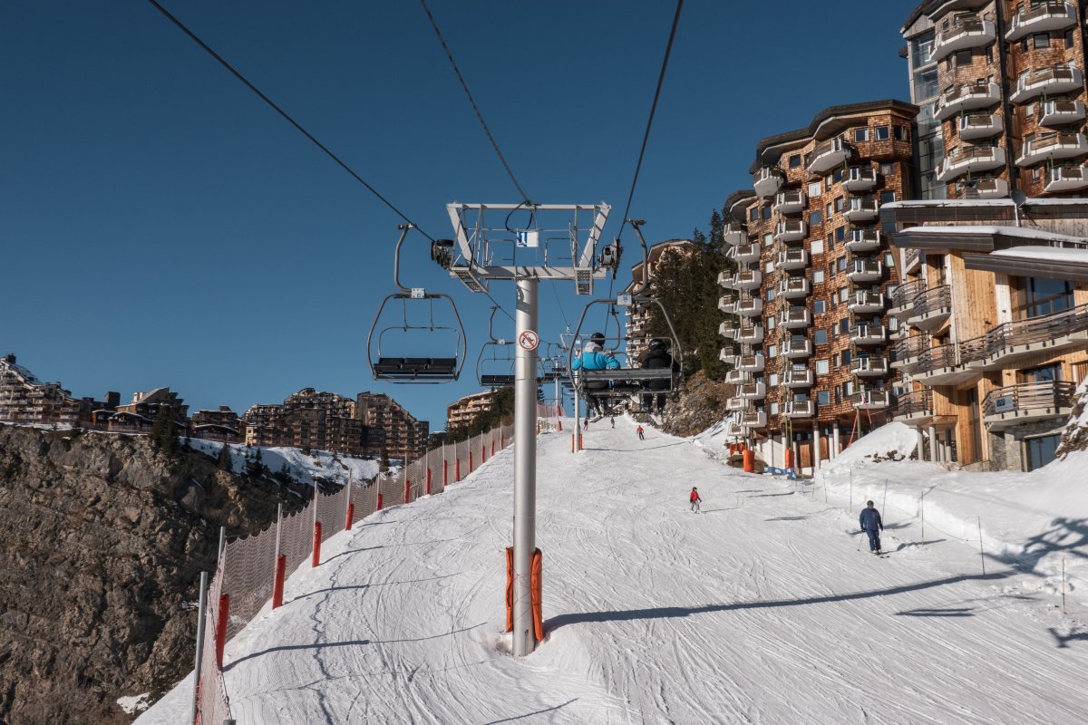 Sesselbahn Plateau in Avoriaz mit Skipiste und Hochhäusern