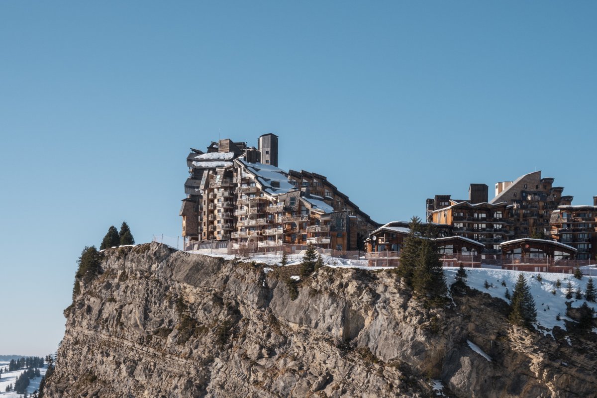 Appartment-Hochhäuser in Avoriaz am steilen Abgrund