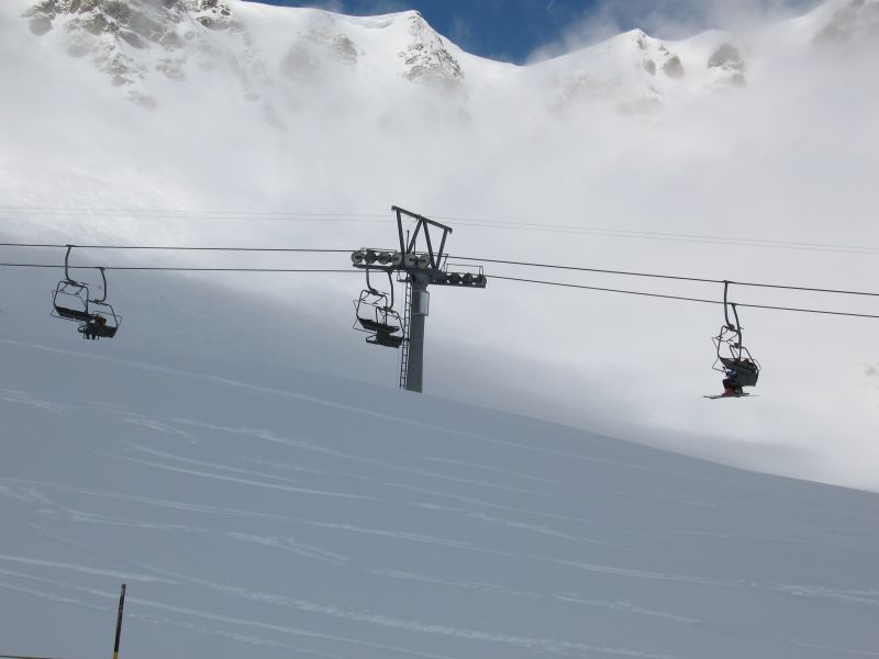 Die Bahn am Pas de Chavanette erschliesst einerseits die steile Mur Suisse-Piste, andererseits ist sie aber auch eine wichtige Verbindung in Richtung Frankreich, Avoriaz. Da die Piste so steil ist, ist auch von Avoriaz her eine Talfahrt mit der Bahn möglich, März 2008
