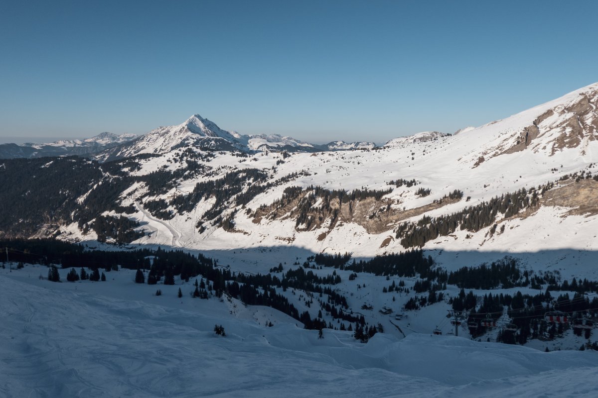 Panorama von der Sesselbahn Brochaux auf den Skigebietsteil Ardent in den Portes du Soleil