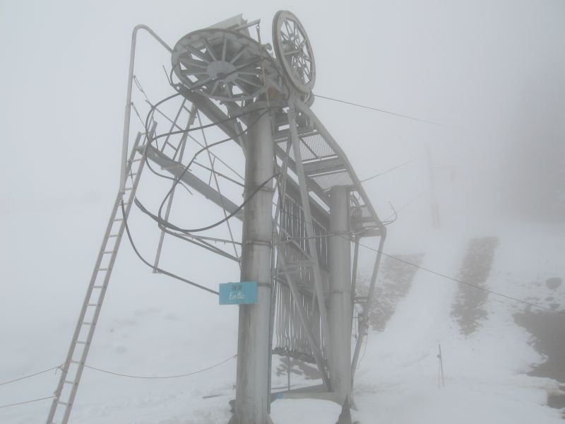Talstation des Schlepplifts Les Ecottis, ein typischer Poma-Schlepplift, März 2008