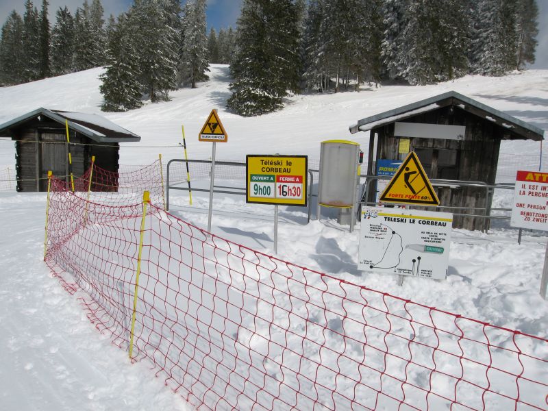 Warnungen am Schlepplift Corbeau, März 2008