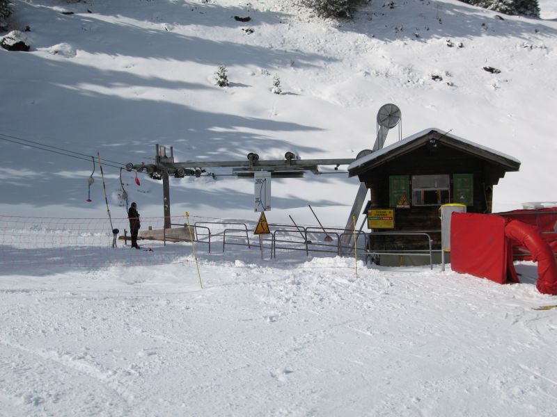 Gleich daneben befindet sich die Talstation des Baco-Schlepplifts Pré la Vieille-Conches, März 2008
