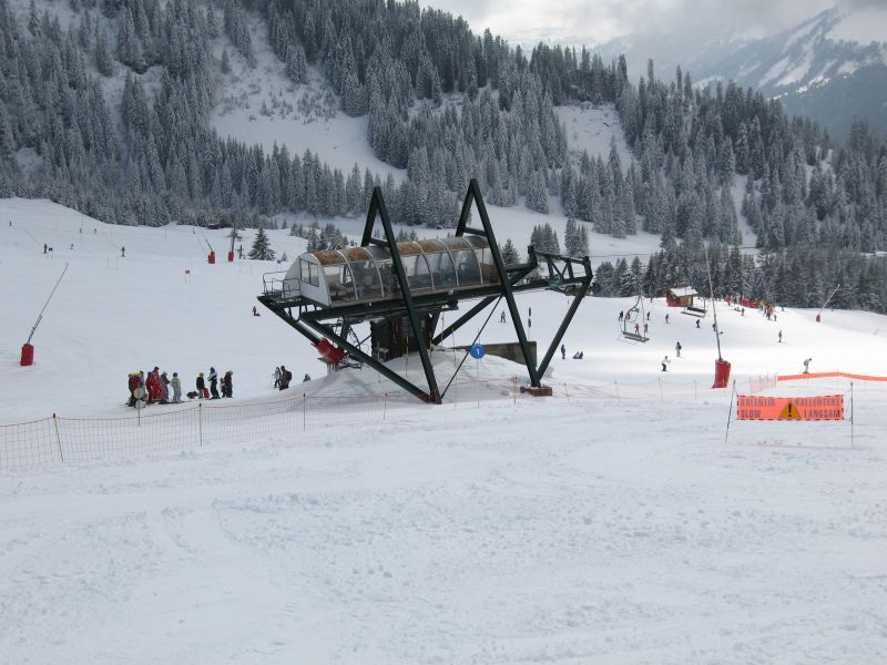 Bergstation der Sesselbahn Conches, die sich auf französischer Seite in Châtel befindet und wie so oft von Poma erstellt wurde, März 2008