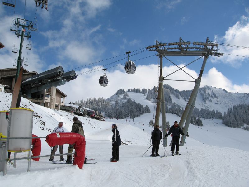 Hauptzubringer ins Skigebiet von Châtel sind die Kabinenbahn Super Châtel und die Sesselbahn Conches, die beide aus dem Hause Poma stammen, März 2008