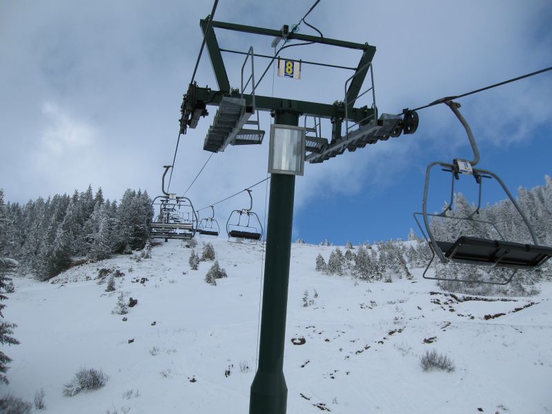 Gebaut wurde die steile Sesselbahn Morclan auch von Poma, März 2008